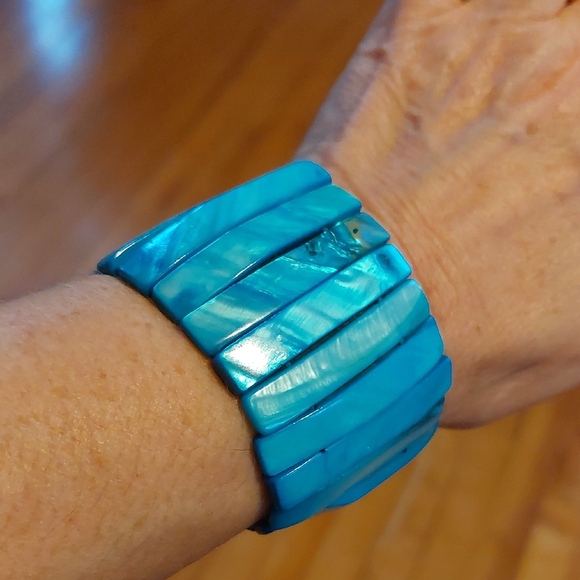 Jewelry - Beautiful blue dyed abalone shell stretch Bracelet chunky
